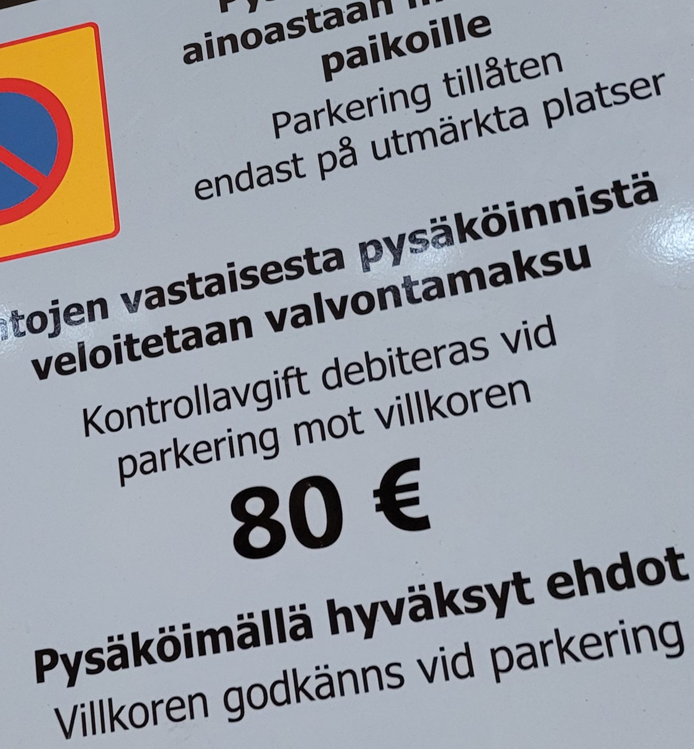 Kuva yksityisen pysäköinninvalvonnan kyltistä